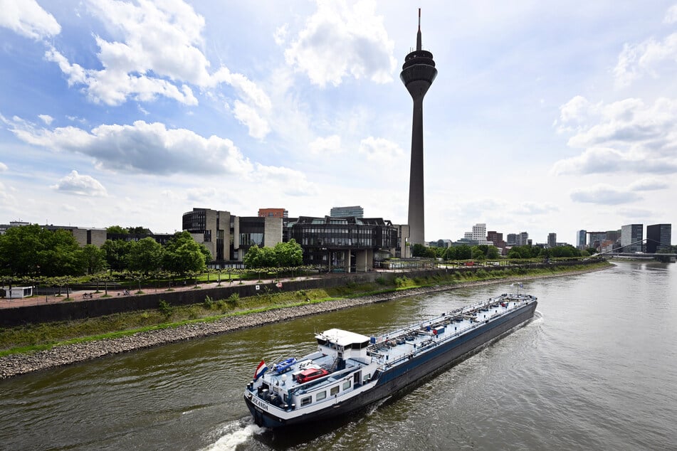 Das Passagierschiff hatte in der Nähe der Düsseldorfer Altstadt angelegt. (Symbolbild)