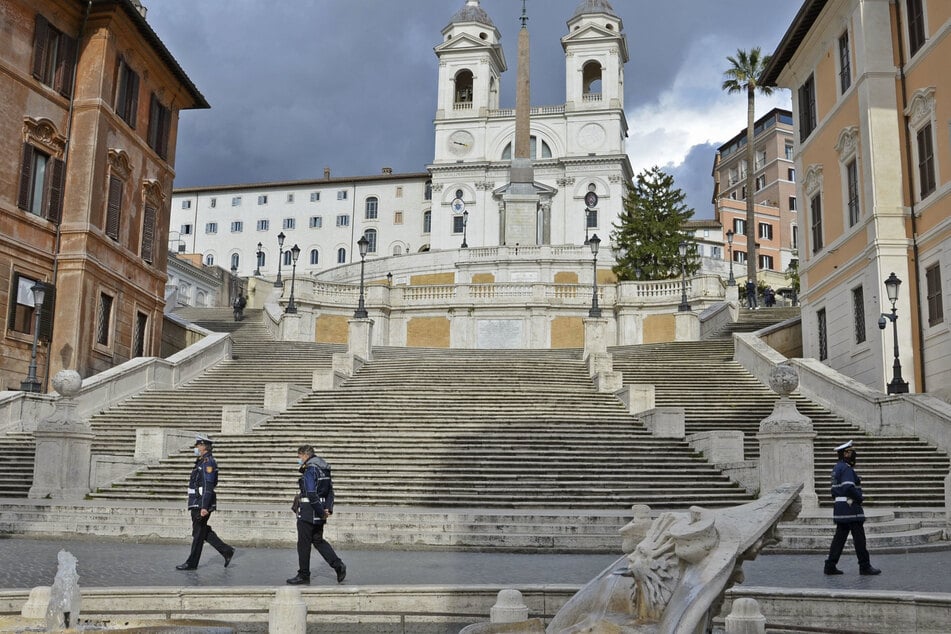 Die Spanische Treppe in Rom gehört zum Weltkulturerbe der Unesco und ist eigentlich nur für Fußgänger gedacht - nicht für Autos.