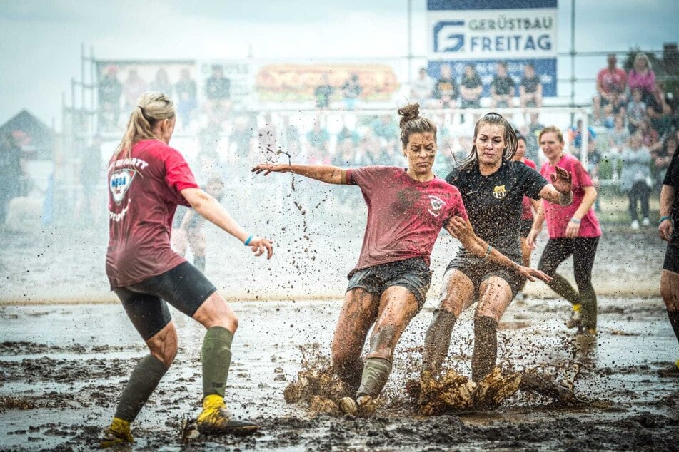 Hier hat keiner ein Problem damit, sich schmutzig zu machen: Am Samstag steigt wieder die Deutsche Meisterschaft im Matschfußball.