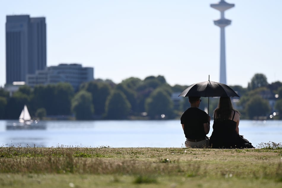 So wie hier in Hamburg hat die Hitzewelle Deutschland fest im Griff.