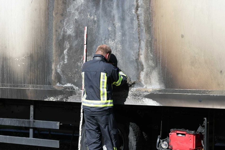 Brandursachenermittler waren am Donnerstagmorgen im Einsatz, um die Brand-Fahrzeuge zu untersuchen.