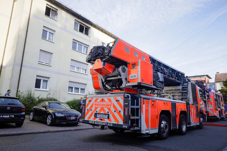 Frankfurt: Wohnungsbrand in Frankfurt: Fünf verletzte Personen trotz mutiger Nachbarn