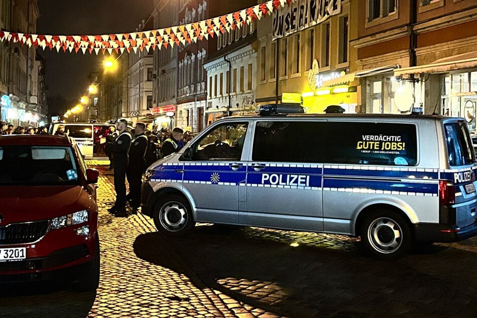 Am Freitag haben sich mehrere Personen aus dem linken Spektrum am "Curry &amp; Co."-Imbiss in der Louisenstraße versammelt.