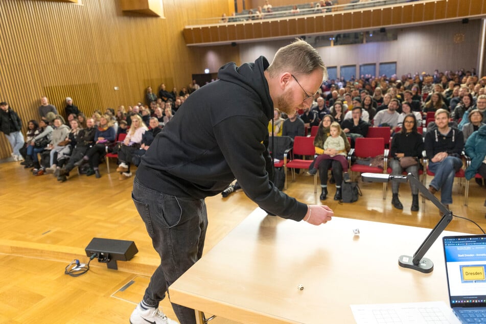 TAG24-Redakteur Malte Kurtz (30) hatte die große Ehre, die Gewinnerin auszuwürfeln.