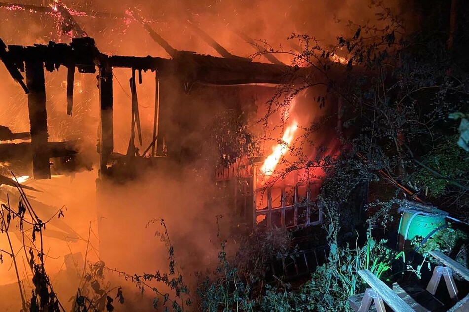 Als die Feuerwehr eintraf, stand das Gebäude bereits vollständig in Flammen. Die Höhe des entstandenen Sachschadens ist nicht bekannt.