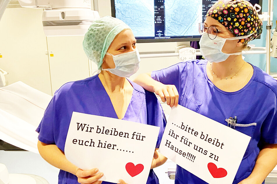 Krankenschwestern und Ärzte fordern kreativ zum zu Hause bleiben auf