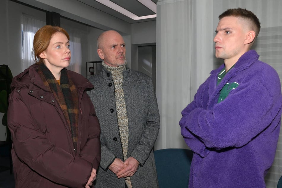 Moritz (r.) bestätigt Toni das (falsche) Alibi seiner Schwester.