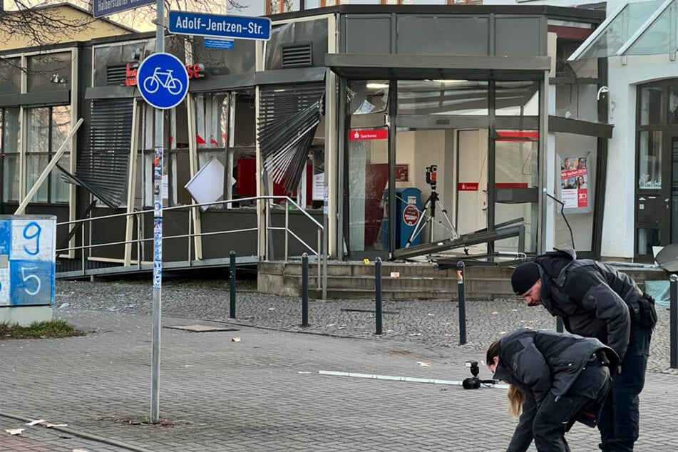 Am frühen Morgen wurden Geldautomaten in einer Sparkasse in Magdeburg gesprengt.