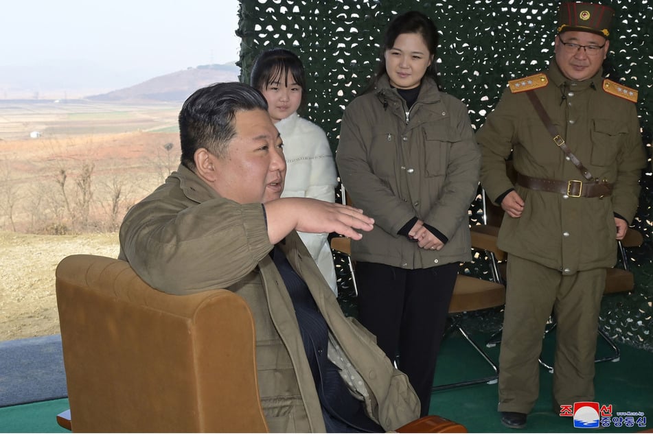 Kim Jong-un (l.) spricht in Begleitung seiner Frau Ru Sol Ku (2.v.r.) und seiner Tochter (2.v.l.).