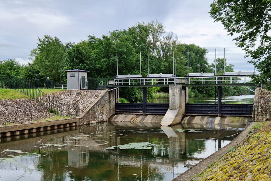 Hier sieht es noch idyllisch aus: Das Nahlewehr ist eines von drei Wehren im nördlichen Elsterbecken, die Leipzig vor Hochwasser schützen sollen.