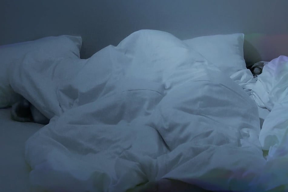 Unter der Decke kommen sich Chris (27) und Linda (23) ziemlich nah.