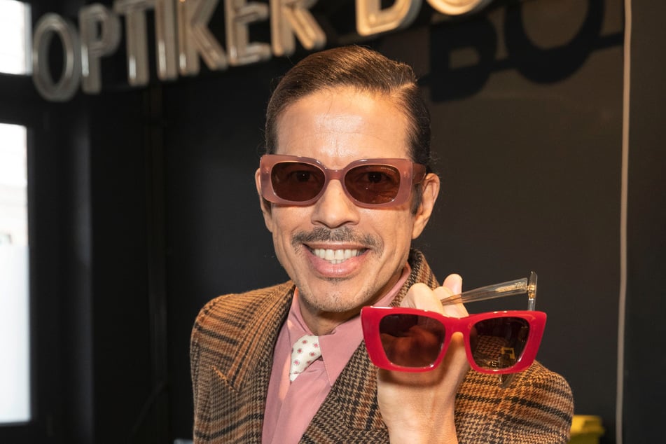 Der Verkaufsstart für die Sonnenbrillen-Kollektion von Jorge González (58) und Optiker Bode ist im März.