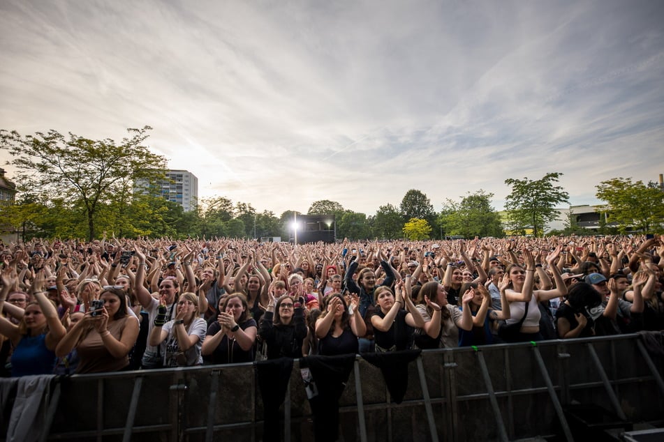 Ein Meer von Fans: Rund 70.000 Besucher feierten am Samstag auf dem Kosmos-Festival. Auch das Wetter spielte mit.