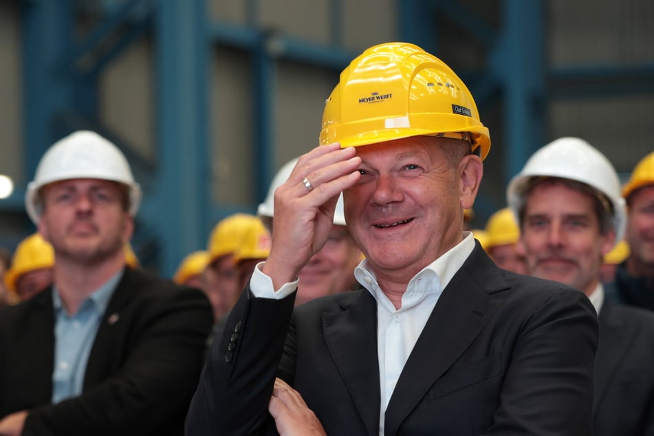 Bundeskanzler Olaf Scholz (66, SPD, vorn) nimmt an einer Betriebsversammlung der Meyer Werft teil.