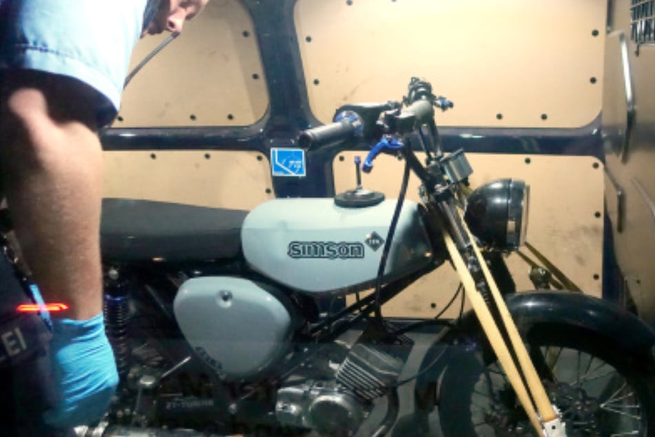 Die Polizei beschlagnahmte das getunte Moped.