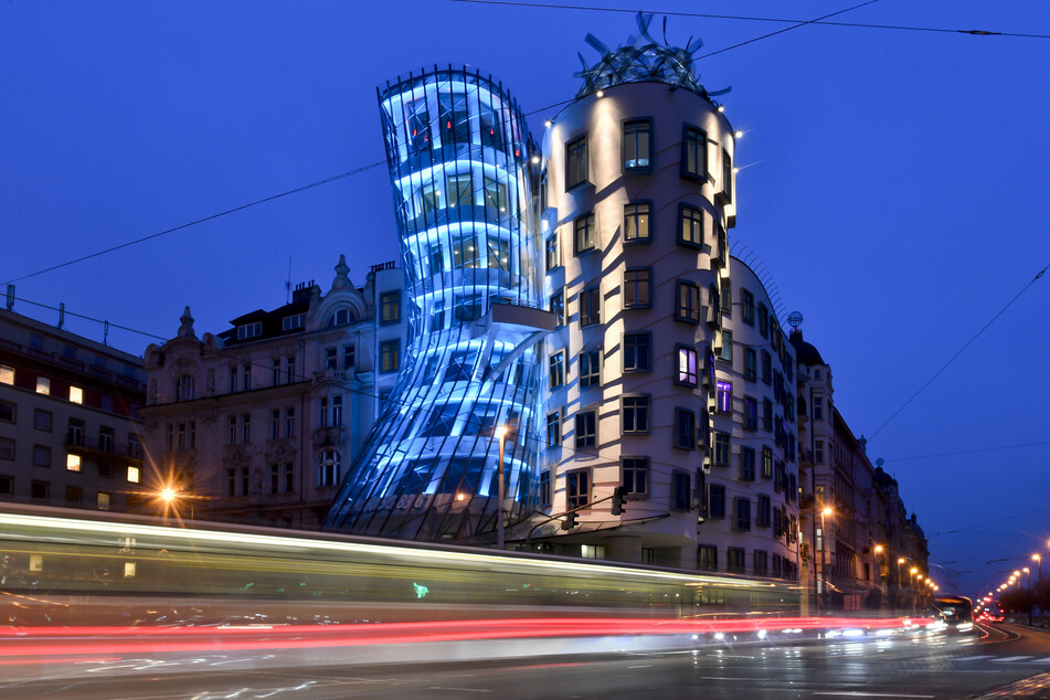 Blick auf das Tanzende Haus in Prag, das 2019 zum Tag der Kinderrechte von UNICEF blau beleuchtet wurde.