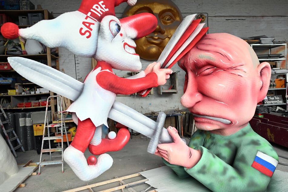 In seinem diesjährigen Mottowagen im Düsseldorfer Rosenmontagszug nahm Tilly den umstrittenen Prozess gegen seine Person zum Anlass, um Putin erneut zu kritisieren.