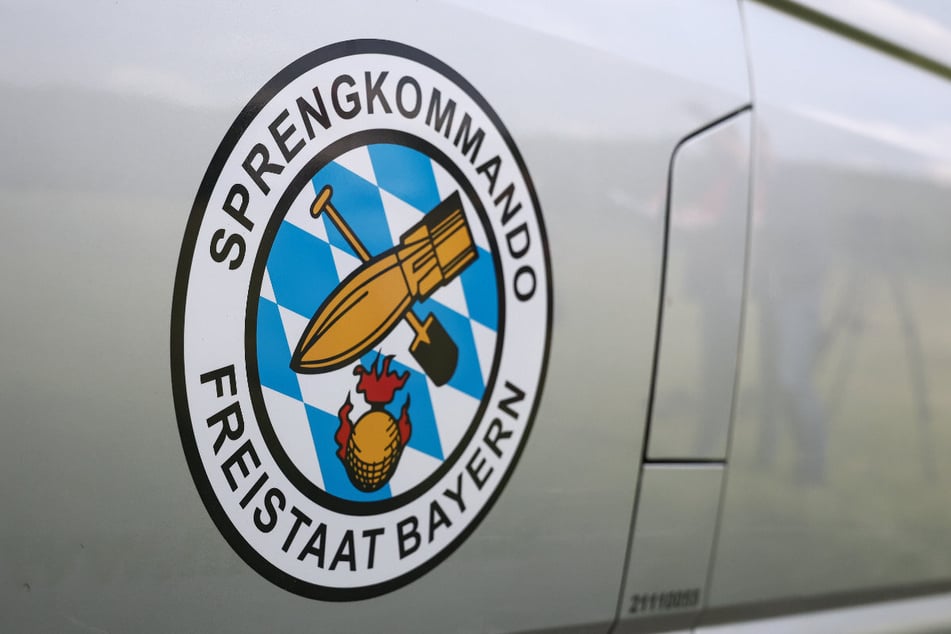 Der Kampfmittelbeseitigungsdienst hat sich auf den Weg gemacht, sich der mutmaßlichen Artilleriegranate anzunehmen. (Symbolbild)