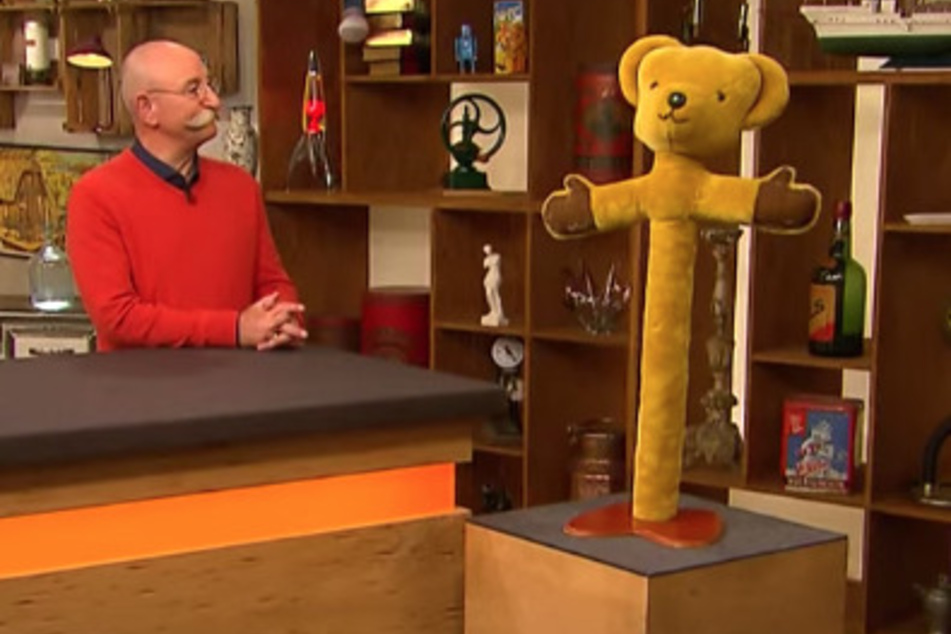 Horst Lichter (60) wunderte sich beim Anblick des gelben Bären, der bei "Bares für Rares" verkauft wurde.