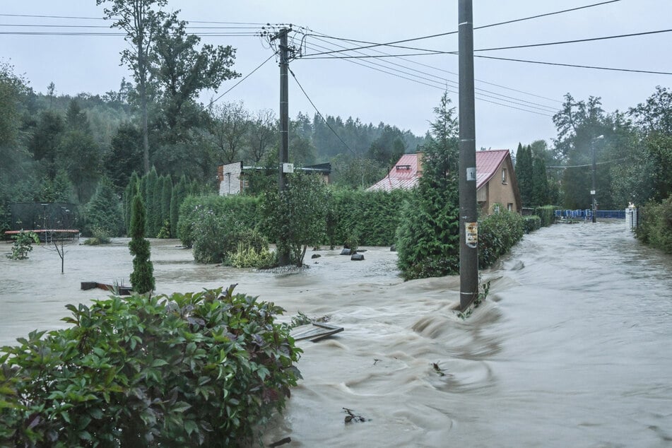 Schon am Samstag strömte Wasser unaufhörlich durch die Stadt östlich von Prag.