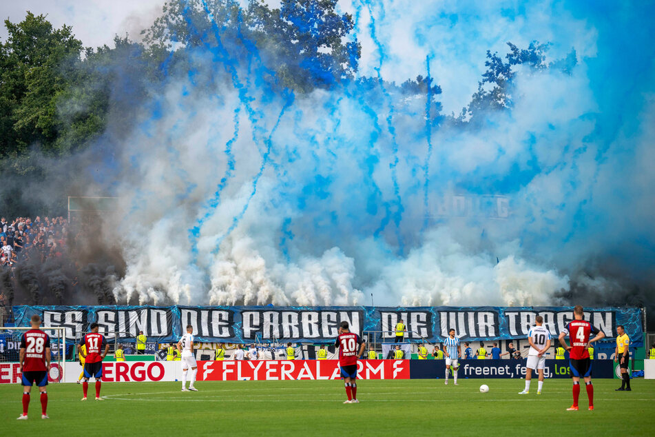 Die mitgereisten HSV-Fans zündeten zu Beginn der zweiten Halbzeit reichlich Pyrotechnik und Rauchtöpfe in den Vereinsfarben.