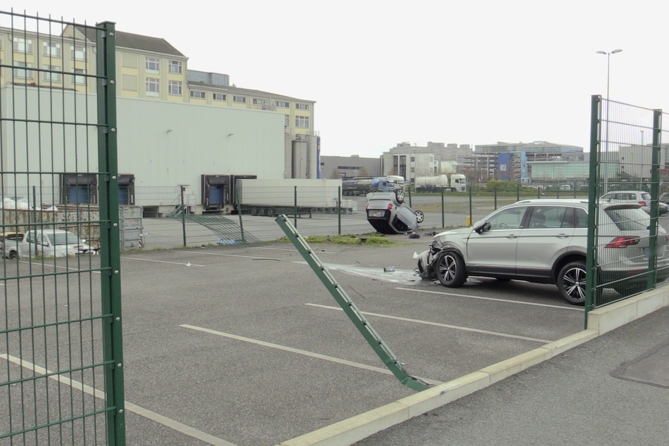 Zuvor hatte der Smart-Fahrer einen Zaun durchbrochen und ein anderes Auto gerammt.