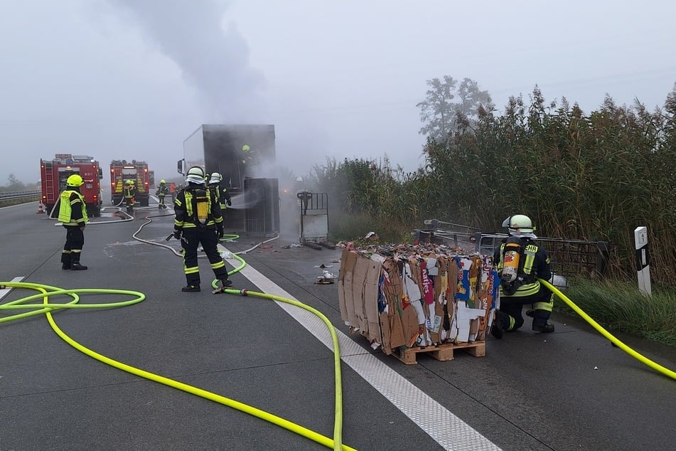 Die Ladung musste zum Löschen teilweise auf der Straße verteilt werden.
