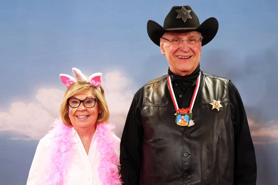 Bayerns Innenminister Joachim Herrmann (68, r.) – begleitet von deiner Einhorn-Ehefrau Gerswid, kam wie gewohnt als Sheriff.