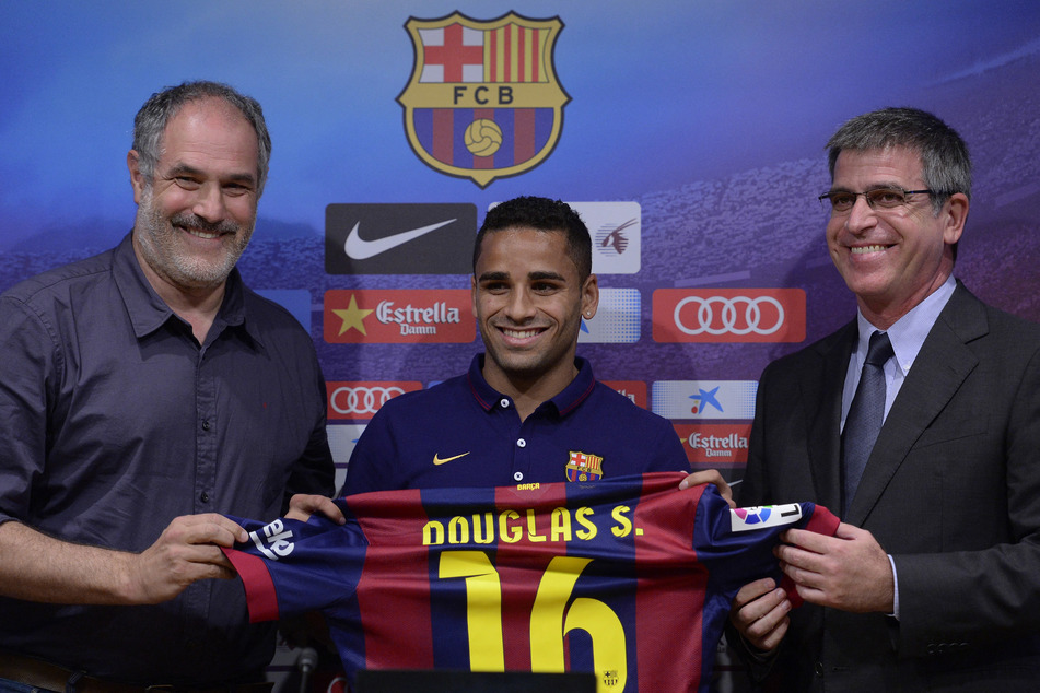 Douglas (32) bei seiner Vorstellung beim FC Barcelona. Wie seine weitere Karriere verlaufen würde, war damals noch nicht abzusehen.
