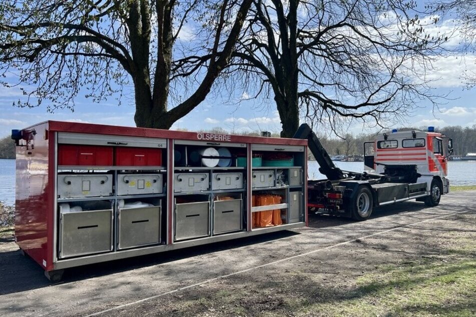 Die Ölsperren werden zum Einsatzort gebracht.