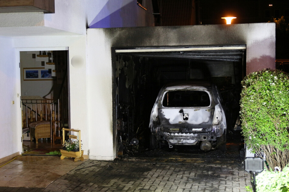 Dort brannte eine Garage samt darin geparktem Auto in voller Ausdehnung.