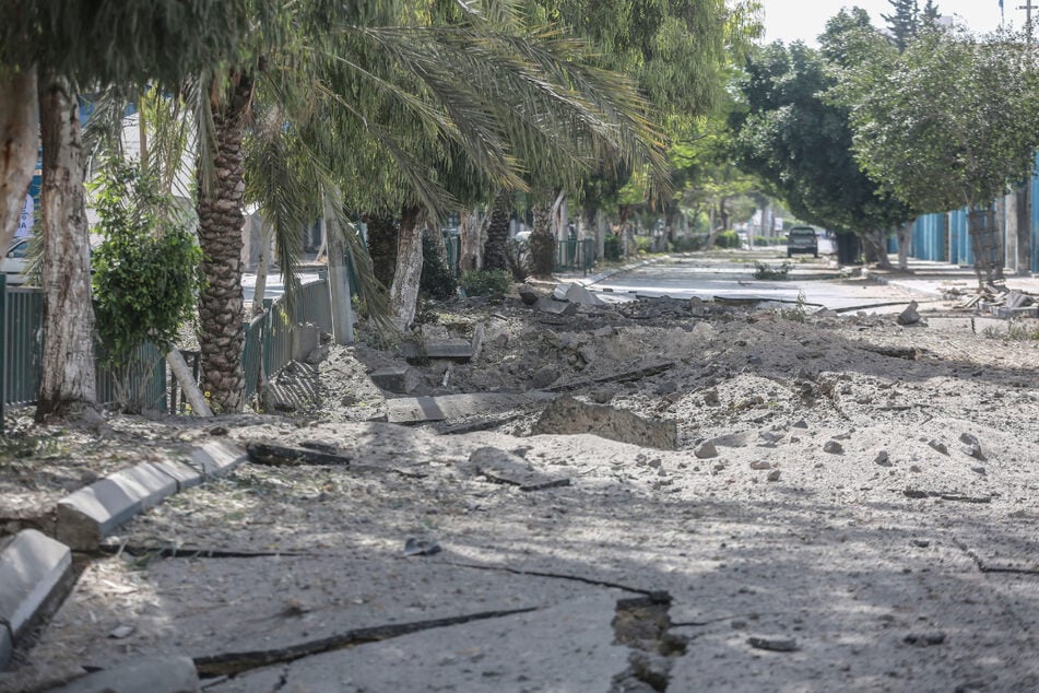 Ein Straße im Gazastreifen ist nach israelischen Luftangriffen schwer beschädigt