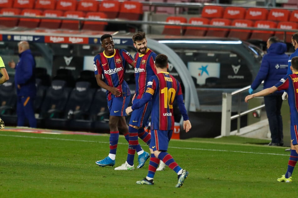 Ilaix Moriba (18, li.), hier mit Gerard Piqué (34, M.) und Lionel Messi (33) im Halbfinal-Rückspiel des spanischen Pokals gegen Sevilla (3:0-Sieg), weckt das Interesse von RB Leipzig.
