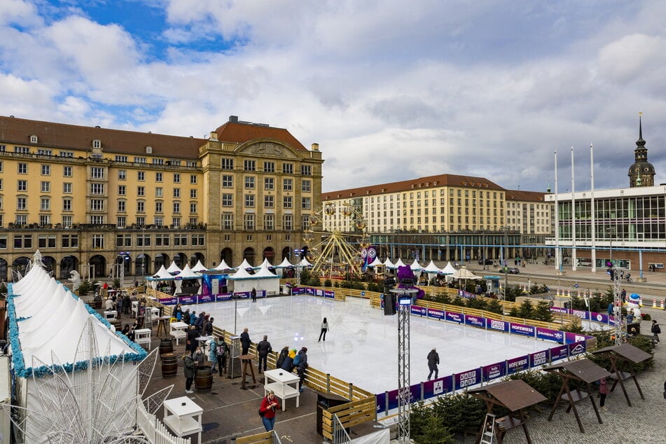Das große Winterfest auf dem Altmarkt mit einer 700 Quadratmeter großen Eislauffläche.