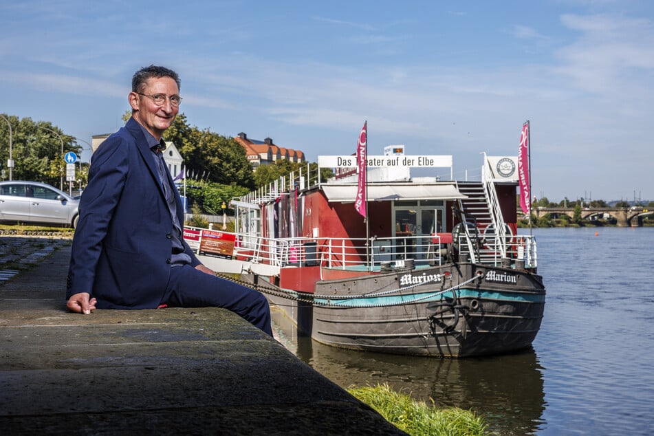 Intendant Holger Böhme (60) lädt zum Christmas-Jazz auf den Theaterkahn.