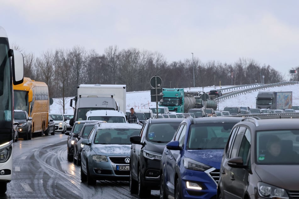 Die Bundesstraße musste in Richtung Reitzenhain gesperrt werden - es bildete sich Stau.