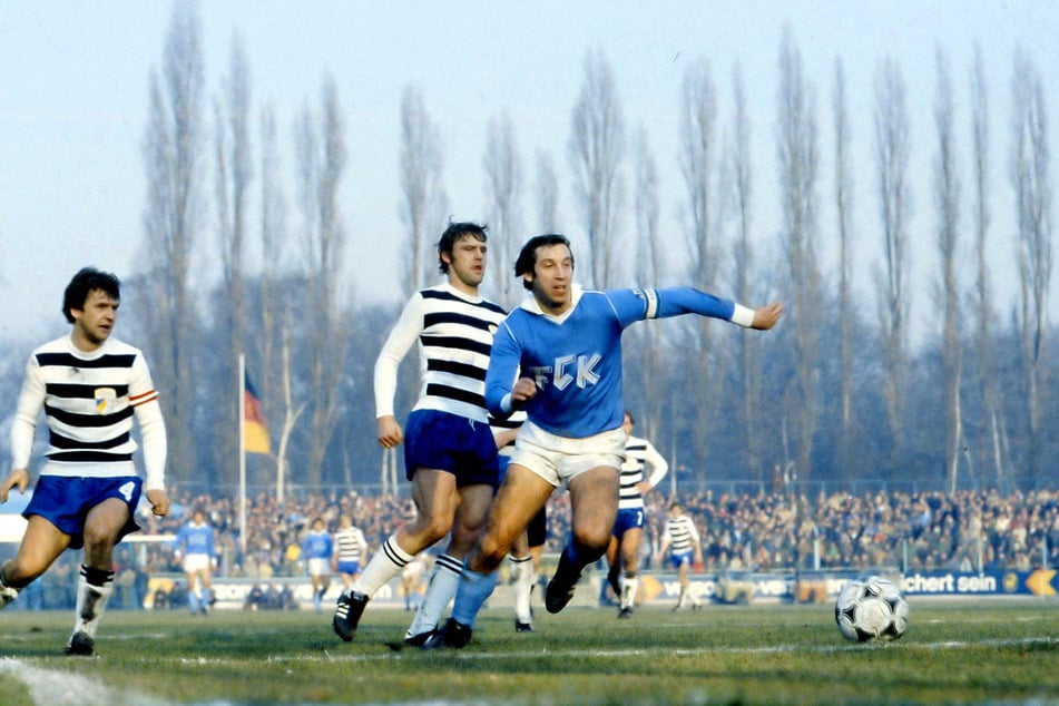 Jürgen Bähringer (heute 74, r.) vom FC Karl-Marx-Stadt setzt sich beim FDGB-Pokal am 5. Dezember 1982 gegen die Jenaer Konrad Weise (heute 73, l.) und Rüdiger Schnuphase (heute 70) vom FC Carl Zeiss Jena mit 1:0 durch.