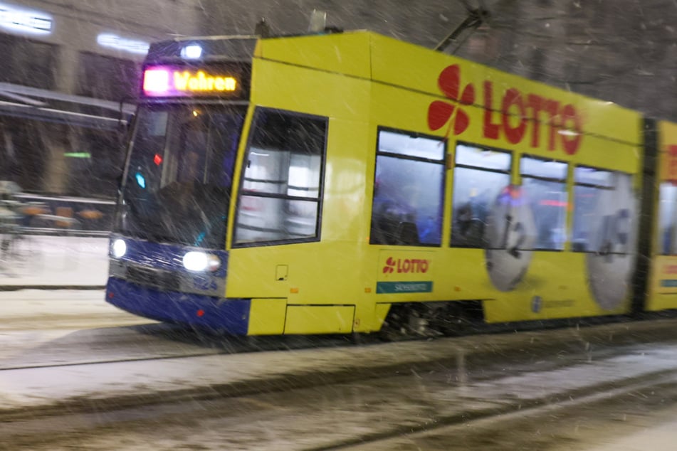 In Leipzig hat sich am Sonntag ein 14-Jähriger verletzt, als er auf einer Straßenbahn "gesurft" ist.