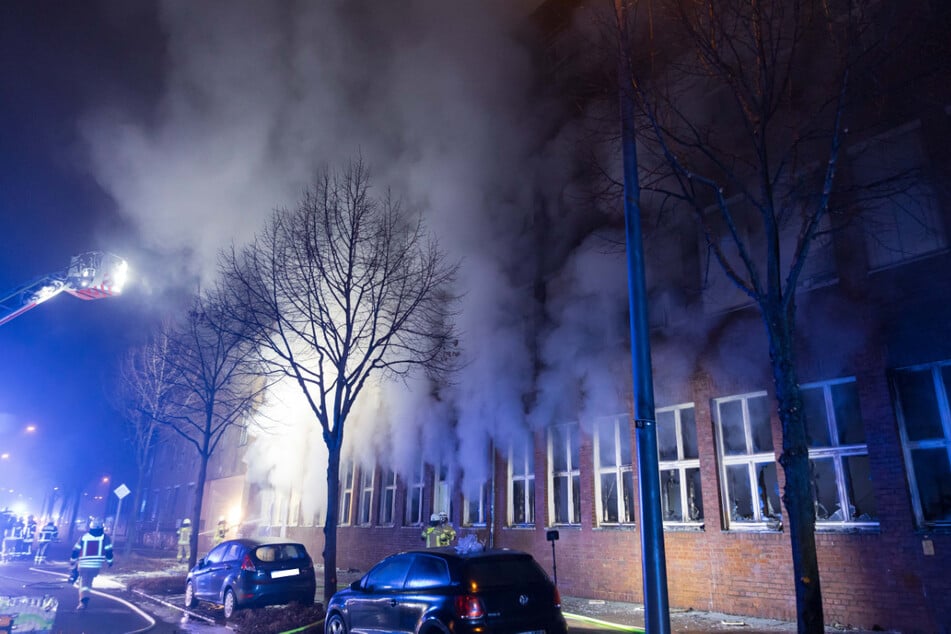 Auf der Dillenburger Straße in Köln-Kalk brannte am Sonntagabend ein Großlager der Diakonie.