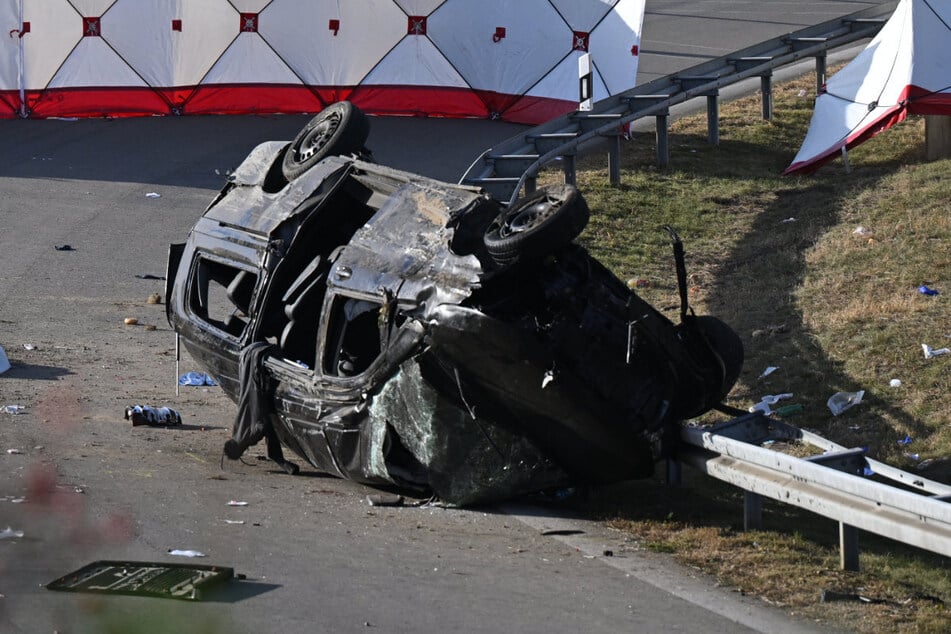 Ein mit 22 Migranten aus der Türkei und aus Syrien besetzter Kleinbus ist bei der Flucht verunglückt. Sieben Menschen kamen dabei ums Leben.