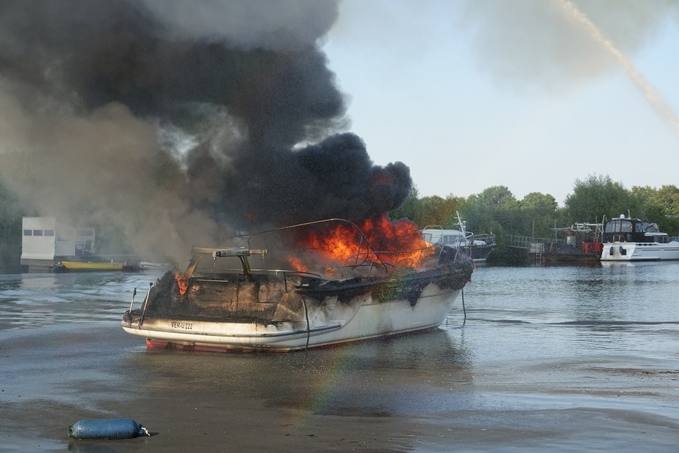 Das Schiff stand beim Eintreffen der Feuerwehr bereits in Vollbrand.