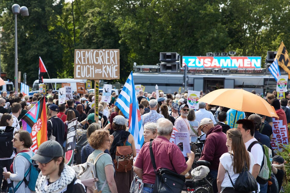 Am Neptunbrunnen in Berlin-Mitte demonstriert am Samstag eine Gegendemo zur "Querdenken"-Versammlung unter dem Motto "Kein Platz für rechte Propaganda".