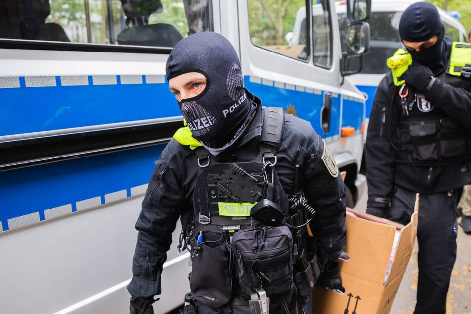Einsatzkräfte haben am Donnerstag in Berlin Durchsuchungen bei 21 Tatverdächtigen durchgeführt. (Symbolfoto)