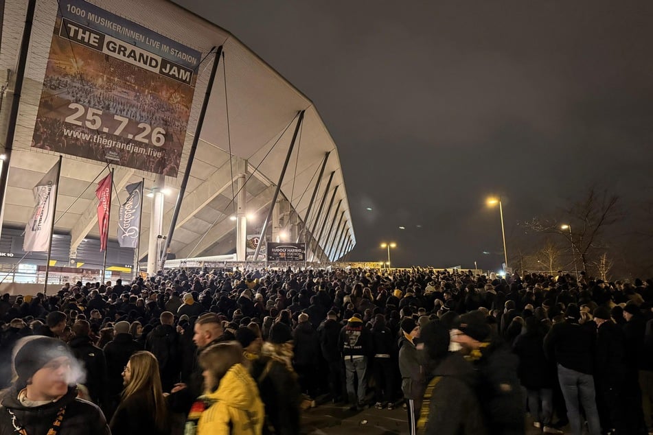 Zwei Stunden vor Anpfiff sind die SGD-Fans bereits da und heiß auf den Flutlicht-Hit.