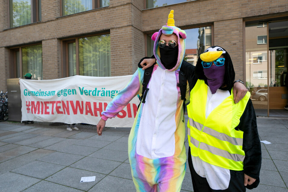 Beistand in bunten Tierkostümen.