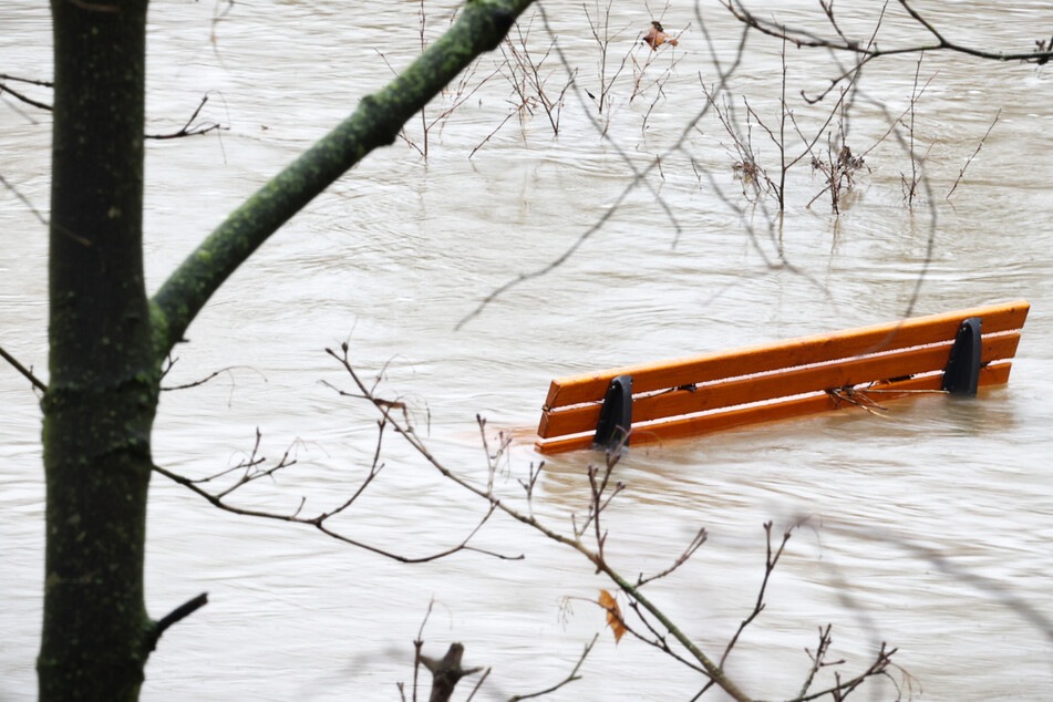 Infolge heftiger Regenfälle traten zuletzt in Hessen mehrere Flüsse über die Ufer - das Foto zeigt Hochwasser im mittelhessischen Marburg.