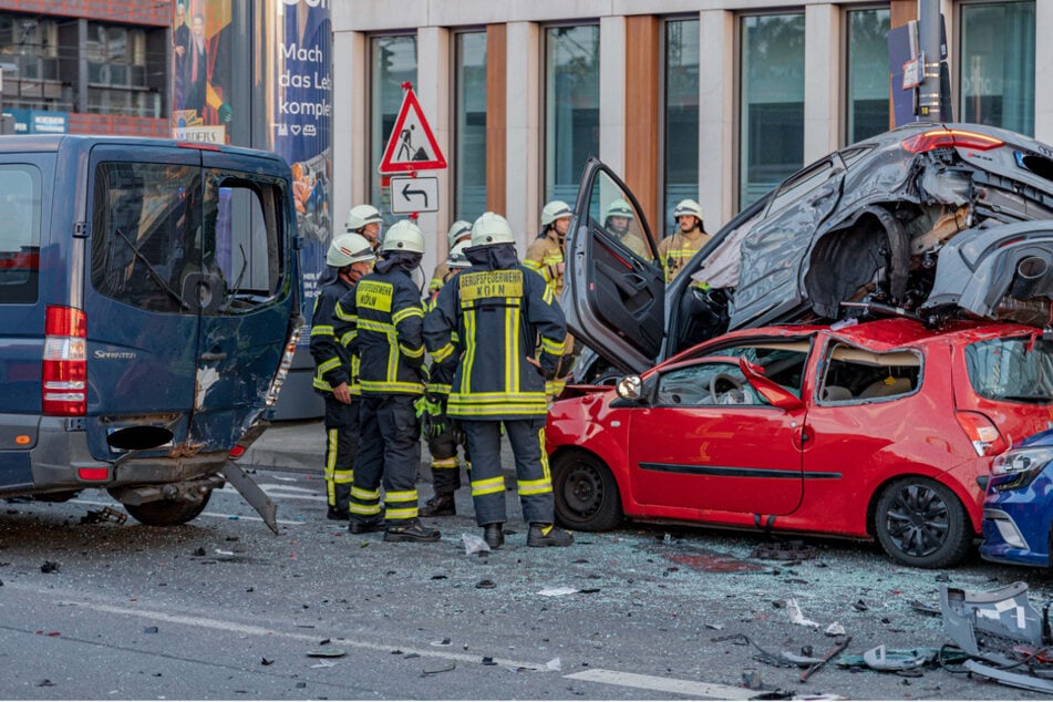 Köln: Trümmerfeld nach Massencrash mit zehn Autos - 14 Verletzte, eine Person eingeklemmt