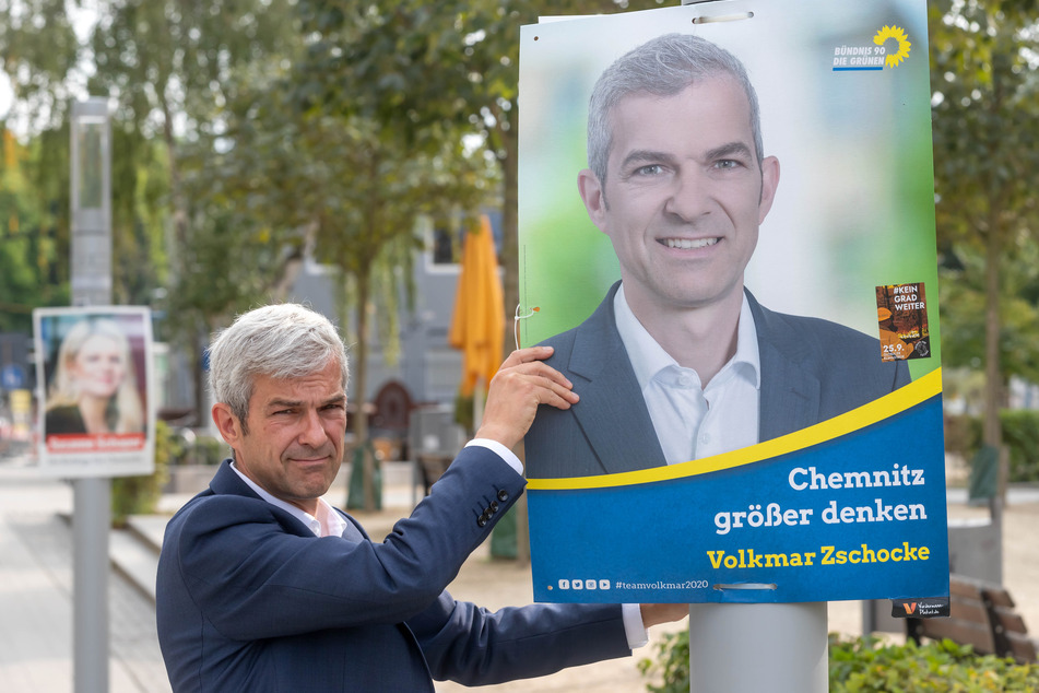 Er tritt nicht noch einmal an: Volkmar Zschocke hängt eines seiner Wahlplakate ab.