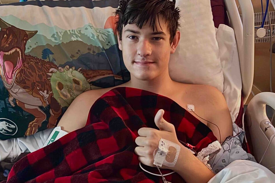 Bei dem Teenager wurde im April eine sehr seltene Hormonstörung namens Gigantismus festgestellt. Zudem leidet er unter Skoliose und musste sich einer Operation unterziehen, bei der ein gutartiger Tumor in seinem Gehirn entfernt wurde.