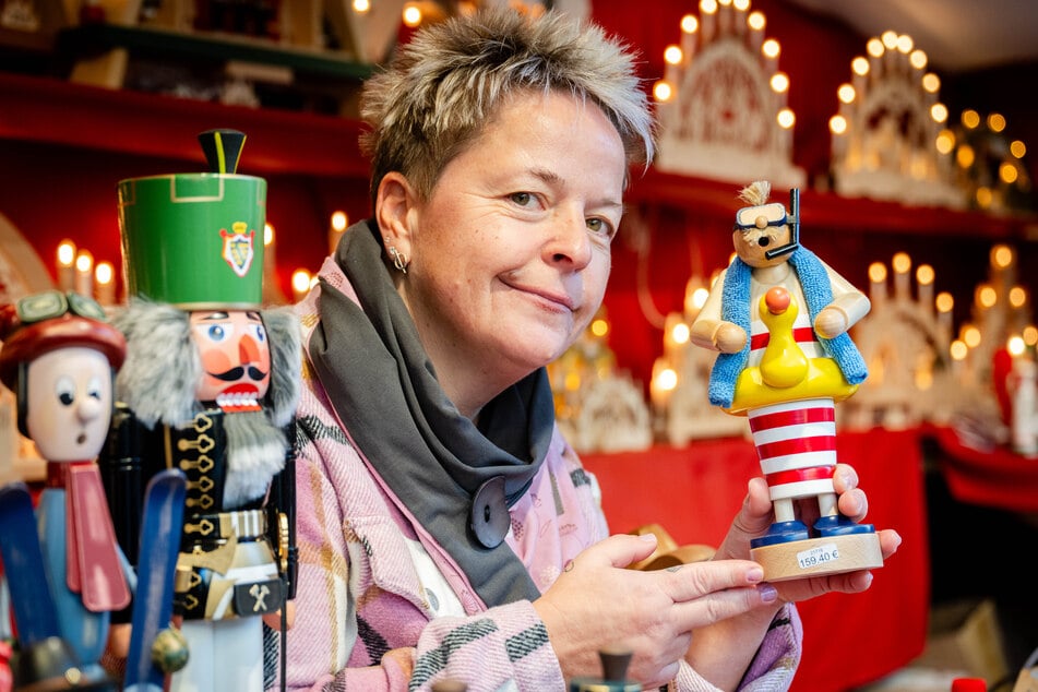 Sonderedition aus Olbernau: Der Badehosen-Räuchermann zieht viele Blicke auf sich.